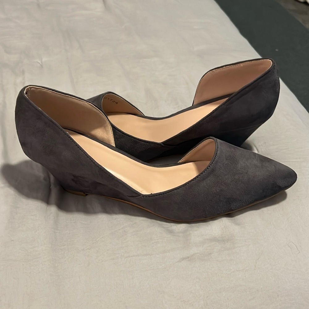 Suede pointed toe wedge pump